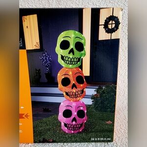 NWT 36" 2D LED Tinsel Stacked Skulls Halloween Novelty Lights, welcoming sign
